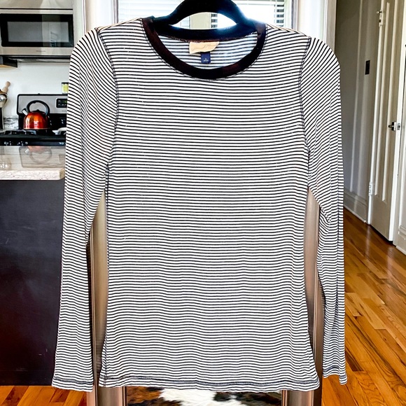 Universal Threads Long Sleeve Tee - Picture 2 of 5